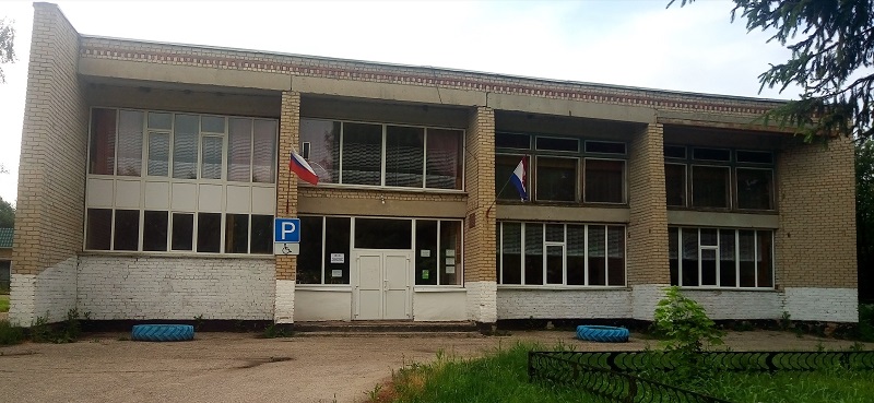 Здание Русско-Паевского сельского ДК, в котором расположены библиотека и администрация.