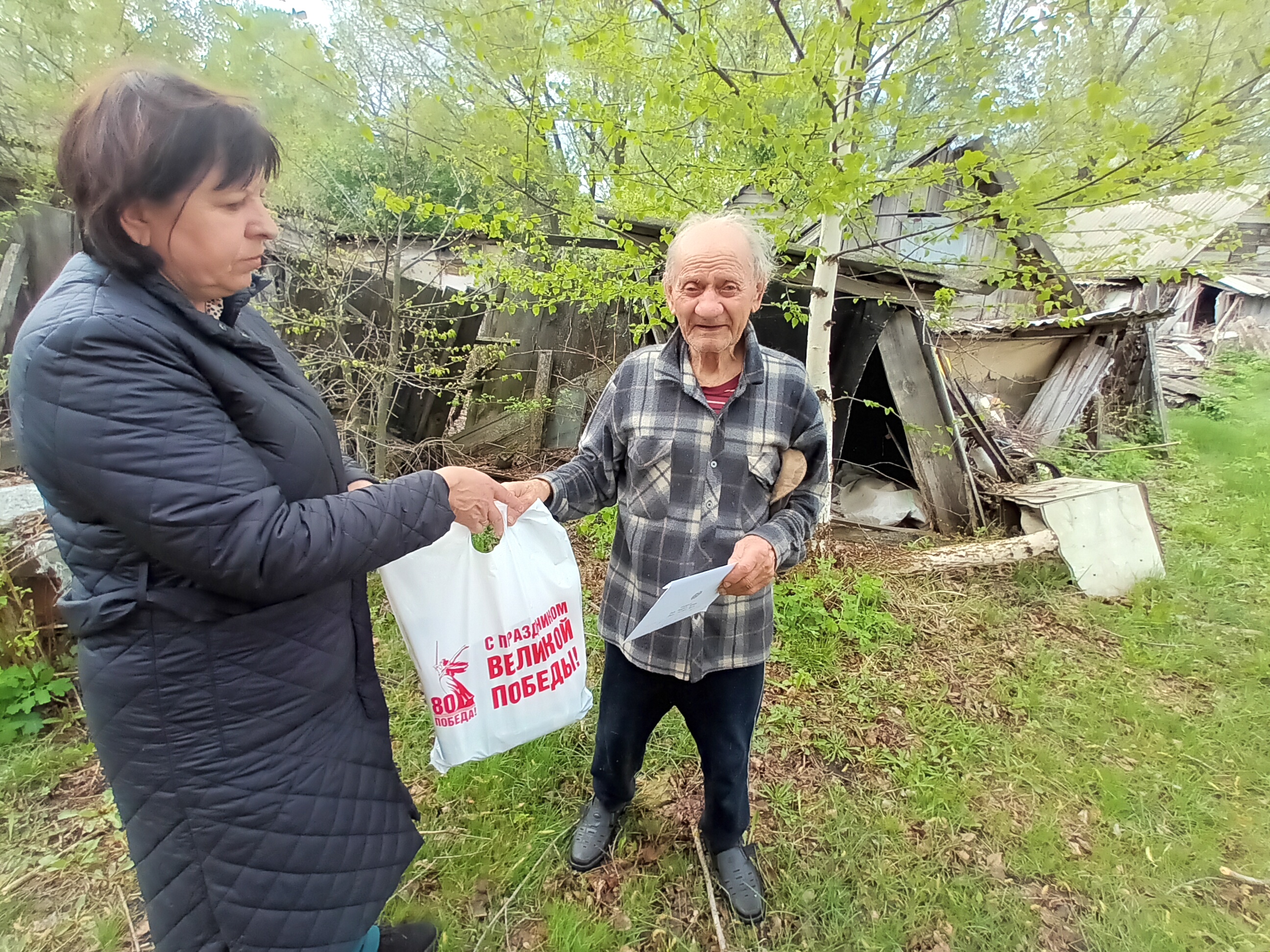 Вручение продуктового набора и поздравительной открытки от Главы Республики Мордовия в честь 80-й годовщины Победы в ВОВ 1941-1945 гг. труженику тыла Пастухову Николаю Кузьмичу из с. Русская Паевка.