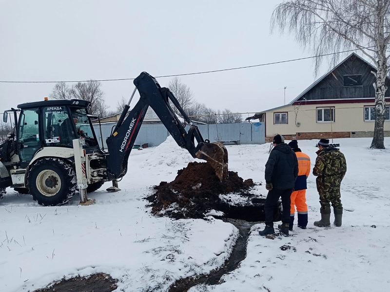 Устранение прорыва водопроводной сети в с. Русская Паевка.