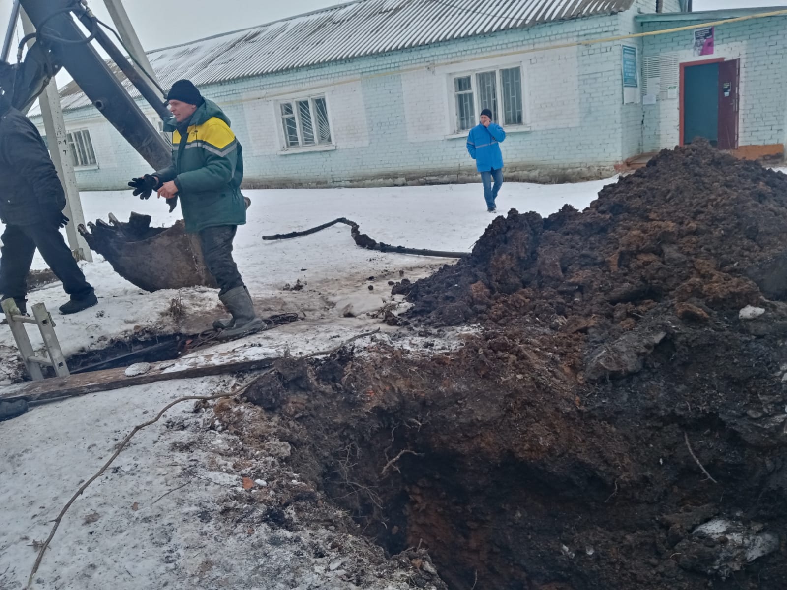 Устранение прорыва водопроводной сети в с. Ямщина.