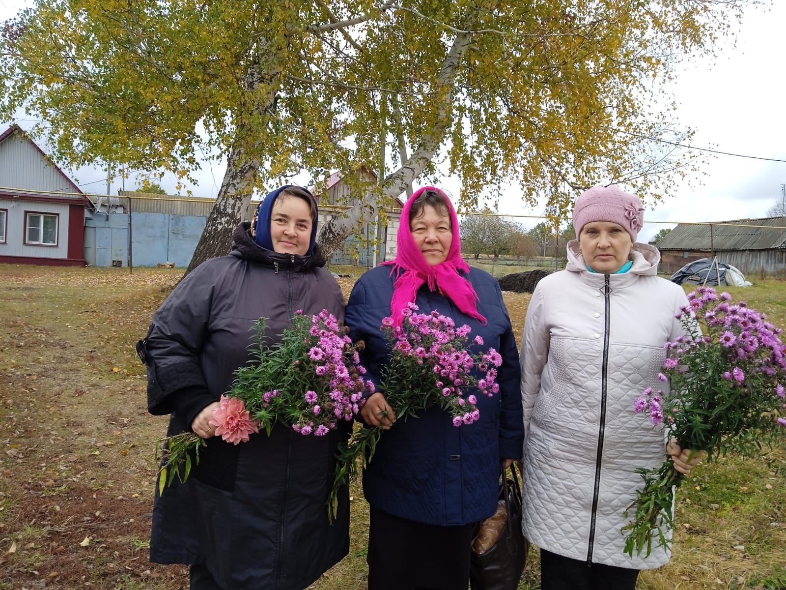 Заведующая Русско-Паевским сельским Домом культуры Храпова Г.В. и библиотекарь Русско-Паевской сельской библиотеки Таказина С.А. с жительницей с. Русская Паевка.