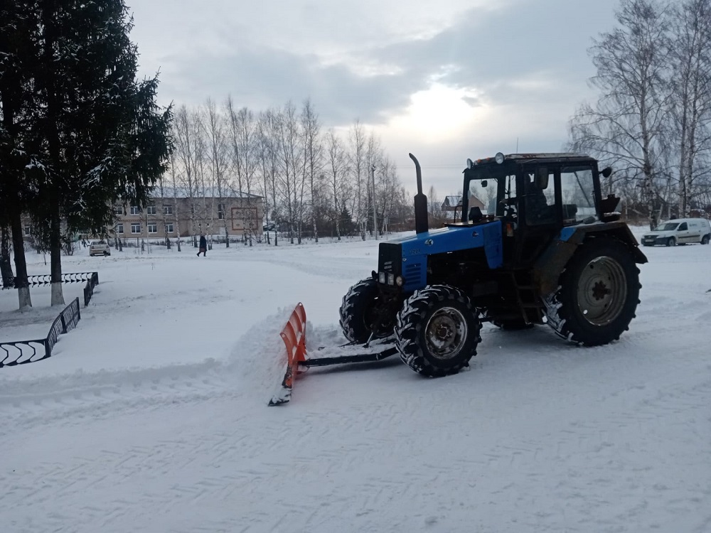 Расчистка дорог и улиц от снега.