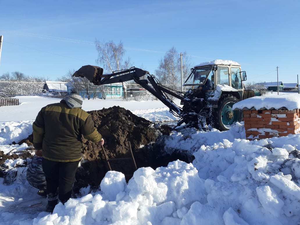 Устранение прорыва водопроводной сети по ул. Чкалова в с. Ямщина.