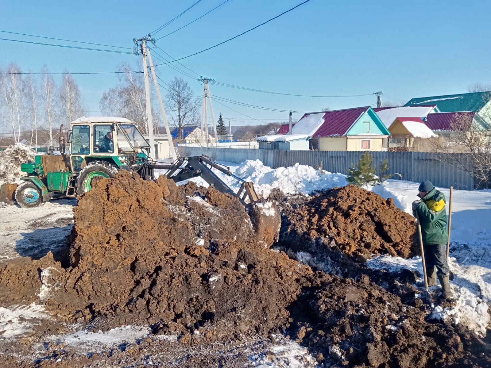 Устранение прорыва водопроводной сети по ул. Садовая в с. Русская Паевка.