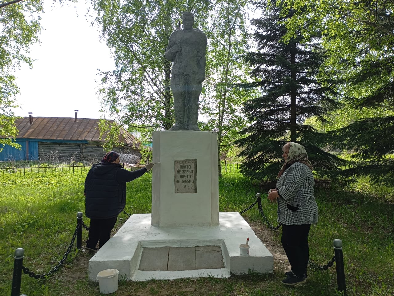 Уборка территории памятника погибшим воинам-землякам в ВОВ в с. Челмодеевский Майдан.