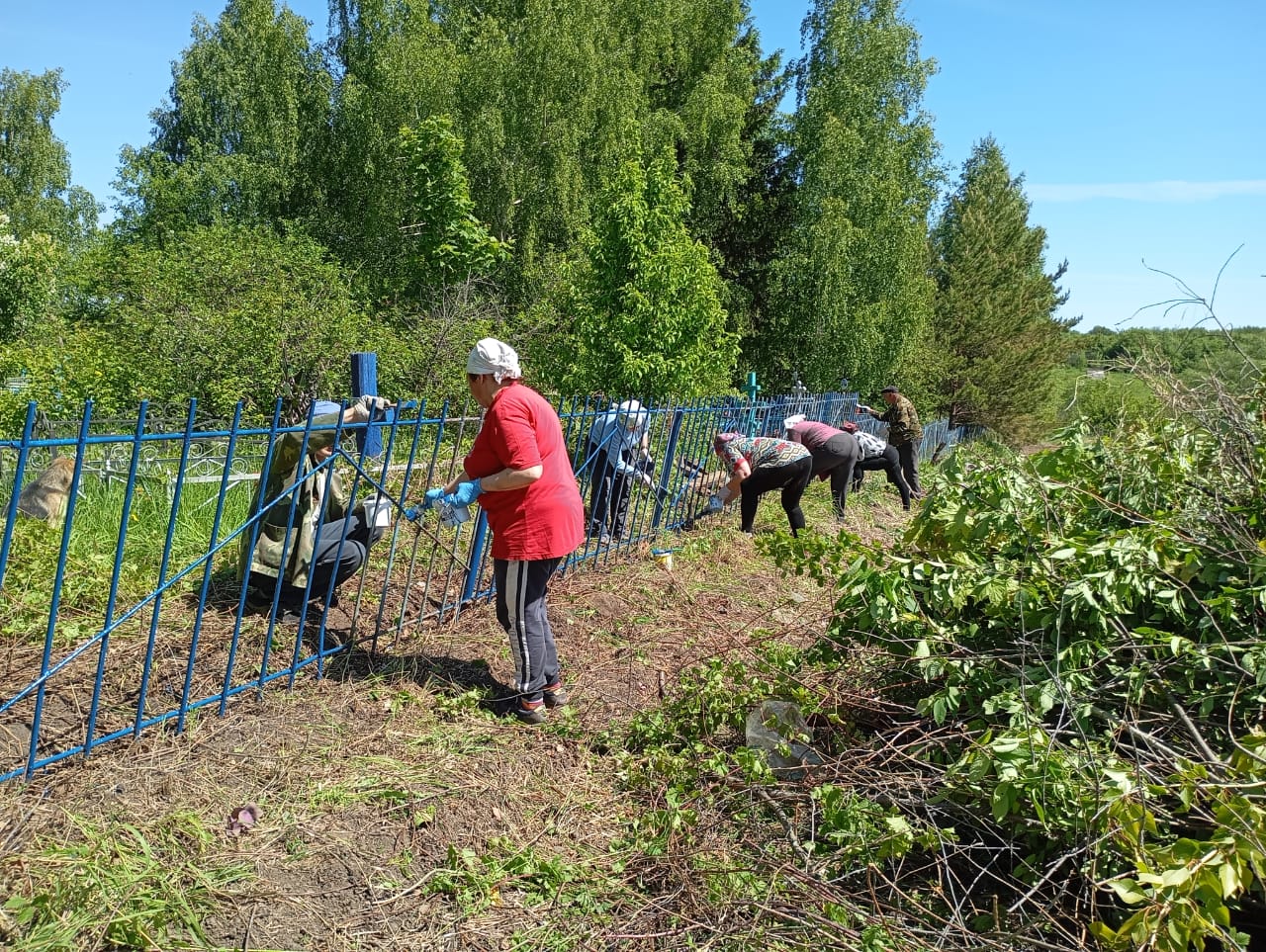 Субботник на территории кладбища в с. Челмодеевский Майдан.