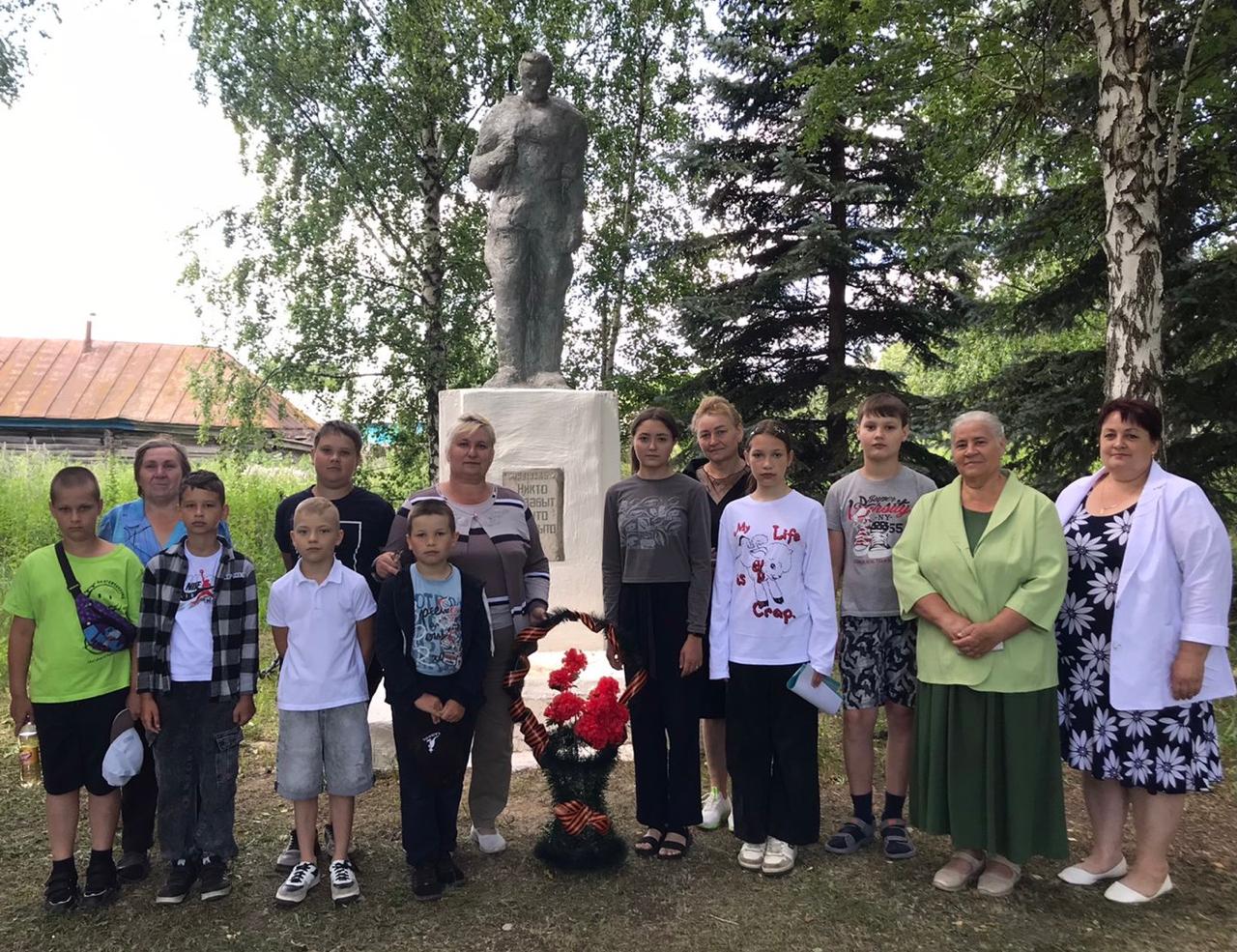 Возложение цветов в день памяти и скорби к памятникам погибшим воинам в годы ВОВ 1941-1945 гг. в с. Челмодеевский Майдан и с. Козловка.