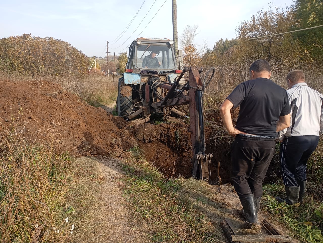 Устранение прорыва водопроводной сети по ул. Красноармейская в с. Челмодеевский Майдан.