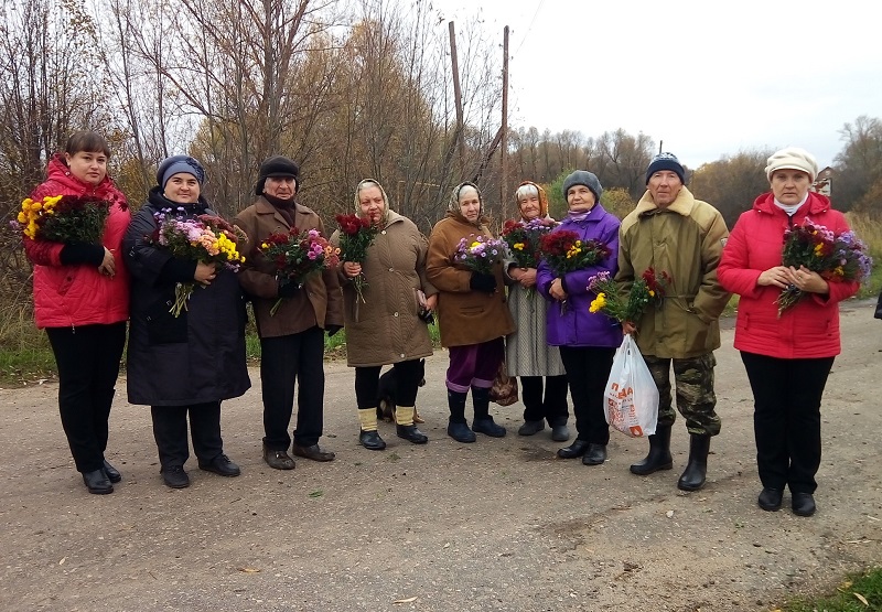 Заместитель главы Русско-Паевского сельского поселения Захаркина И.С.,  заведующая Русско-Паевским сельским Домом культуры Храпова Г.В. и библиотекарь Русско-Паевской сельской библиотеки Таказина С.А. с жителями с. Засечная Слобода.