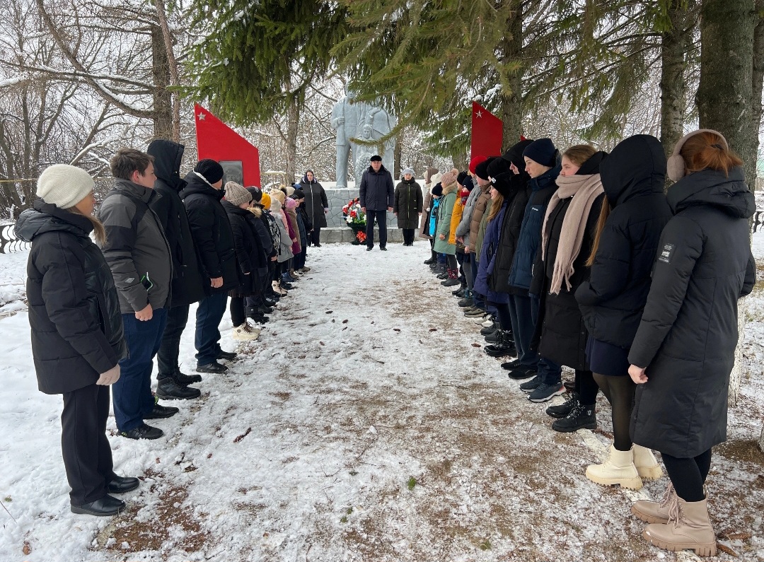 3 декабря - День Неизвестного Солдата. Возложение венков к памятникам погибшим воинам в ВОВ 1941-1945 гг. в с. Русская Паевка и с. Челмодеевский Майдан.