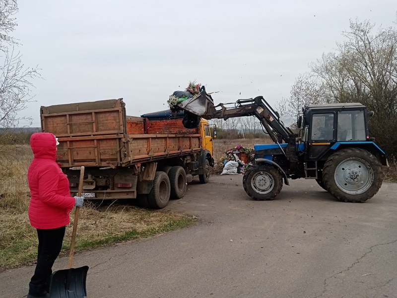 Уборка территории кладбища в с. Русская Паевка.