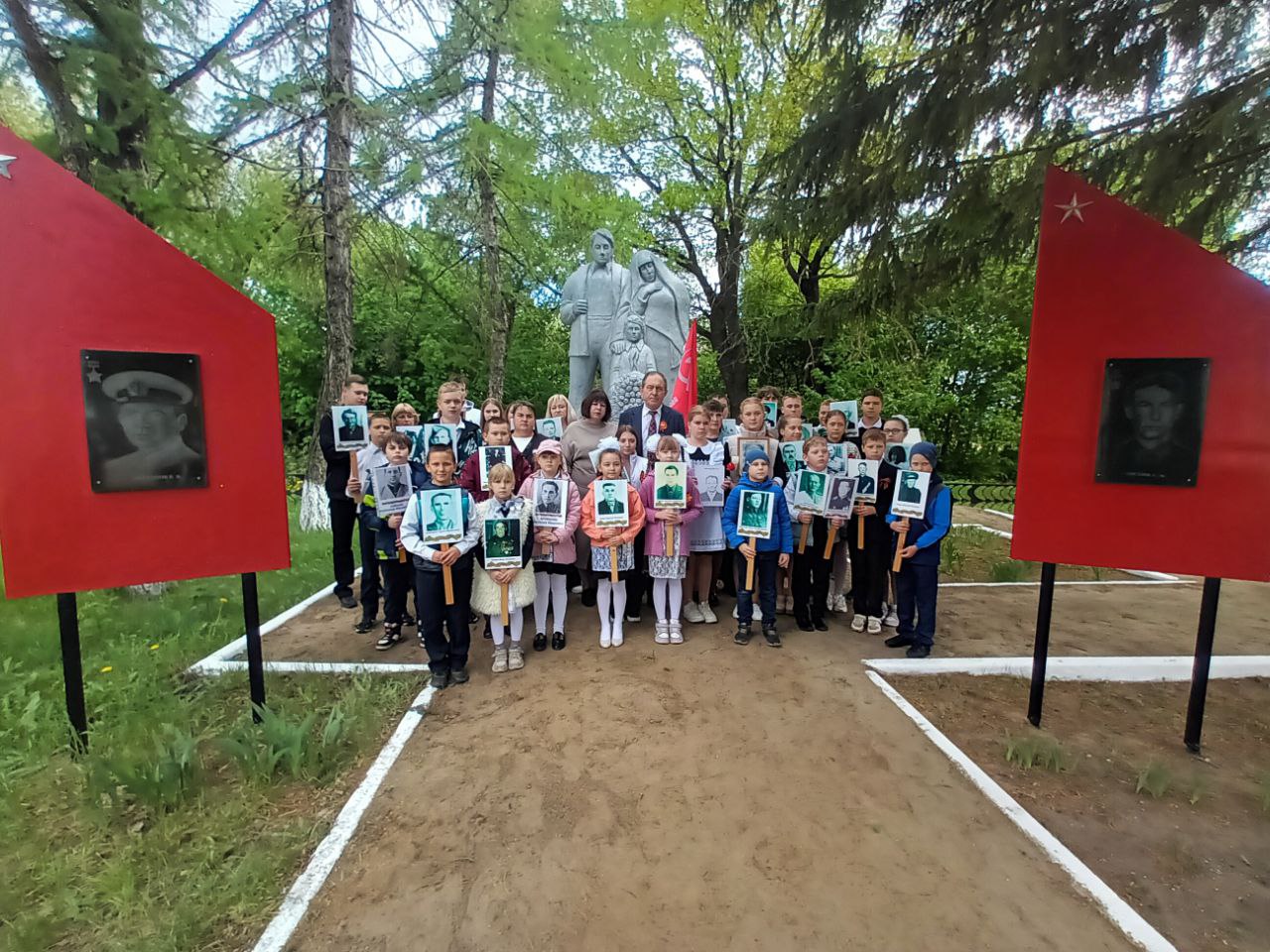 Торжественный митинг с возложением цветов к памятнику погибшим воинам в годы ВОВ в честь 80-летия Великой Победы в с. Русская Паевка.