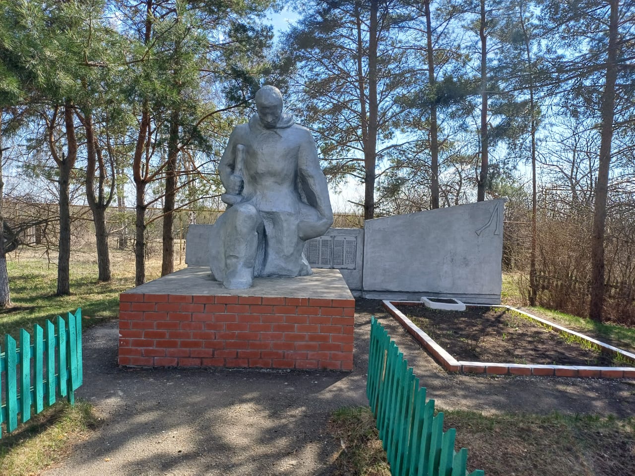 Памятник воинам погибшим в годы Великой Отечественной Войны 1041-1945 гг. в с. Ямщина.