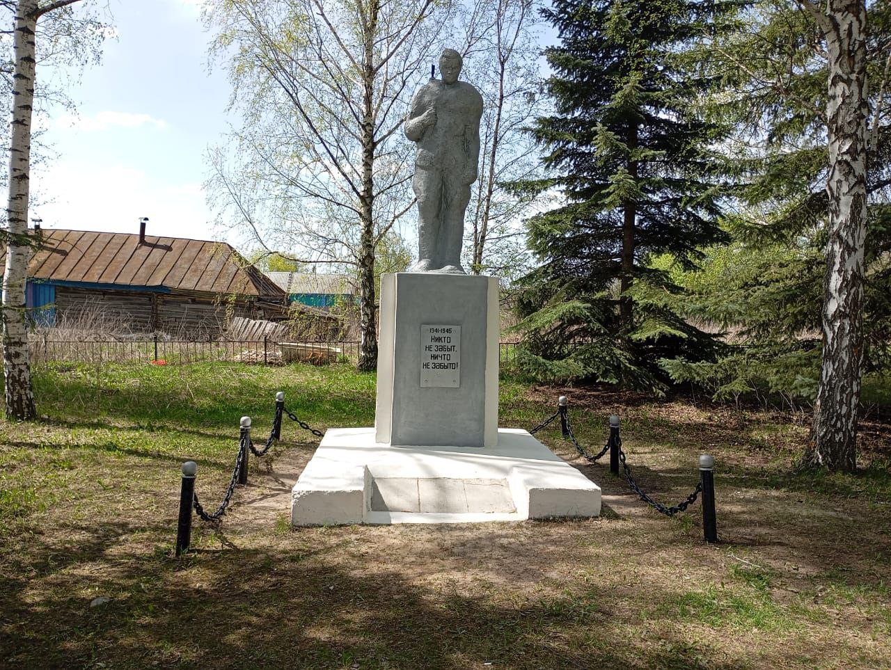 Памятник воинам погибшим в годы Великой Отечественной Войны 1041-1945 гг. в с. Челмодеевский Майдан.