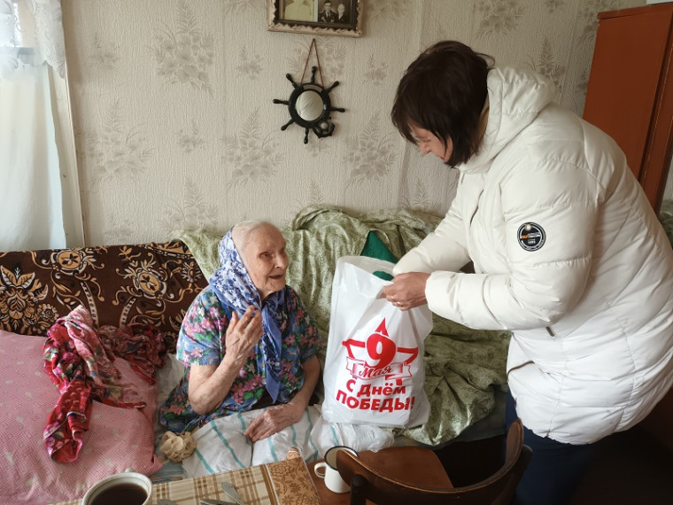 Вручение подарочных наборов и поздравительных открыток к 9 мая вдове погибшего участника ВОВ Соколовской М.Д. и труженику тыла Пастухову Н.К. из с. Русская Паевка. Вручение подарочных наборов и поздравительных открыток к 9 мая вдове погибшего участника ВОВ Соколовской М.Д. и труженику тыла Пастухову Н.К. из с. Русская Паевка.