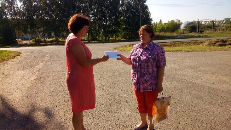 Глава Русско-Паевского сельского поселения Сухарькова Р.Н. вручает памятку жительнице с. Русская Паевка Моревой Н.С.. Глава Русско-Паевского сельского поселения Сухарькова Р.Н. вручает памятку жительнице с. Русская Паевка Моревой Н.С..