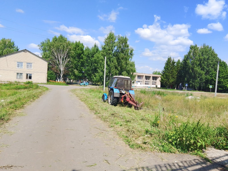 Обкос травы на территории с. Русская Паевка. Обкос травы на территории с. Русская Паевка.