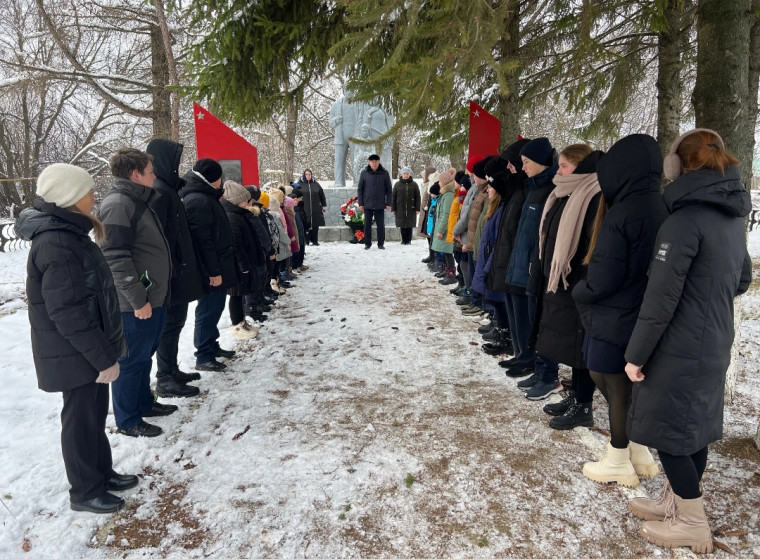 3 декабря - День Неизвестного Солдата. Возложение венков к памятникам погибшим воинам в ВОВ 1941-1945 гг. в с. Русская Паевка и с. Челмодеевский Майдан. 3 декабря - День Неизвестного Солдата. Возложение венков к памятникам погибшим воинам в ВОВ 1941-1945 гг. в с. Русская Паевка и с. Челмодеевский Майдан.