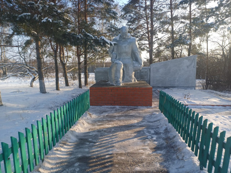 Работники администрации очистили от снега памятник погибшим воинам в годы ВОВ 1941-1945 гг. в с. Ямщина. Работники администрации очистили от снега памятник погибшим воинам в годы ВОВ 1941-1945 гг. в с. Ямщина.