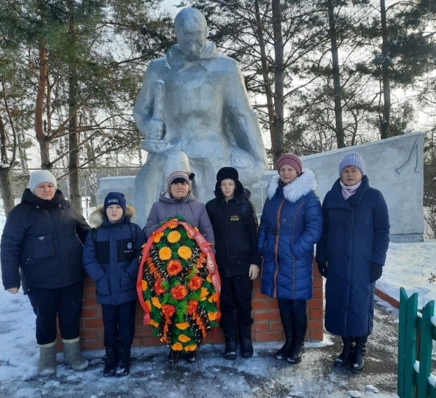 Работники администрации и культуры с. Ямщина возложили цветы к памятнику погибшим воинам в ВОВ 1941-1945 гг. в честь Дня защитника Отечества. Работники администрации и культуры с. Ямщина возложили цветы к памятнику погибшим воинам в ВОВ 1941-1945 гг. в честь Дня защитника Отечества.