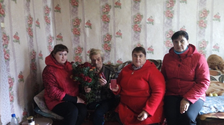 Заместитель главы Русско-Паевского сельского поселения Захаркина И.С., заведующая Русско-Паевским сельским Домом культуры Храпова Г.В. и библиотекарь Русско-Паевской сельской библиотеки Таказина С.А. с Сержантовым П.П.. Заместитель главы Русско-Паевского сельского поселения Захаркина И.С., заведующая Русско-Паевским сельским Домом культуры Храпова Г.В. и библиотекарь Русско-Паевской сельской библиотеки Таказина С.А. с Сержантовым П.П..