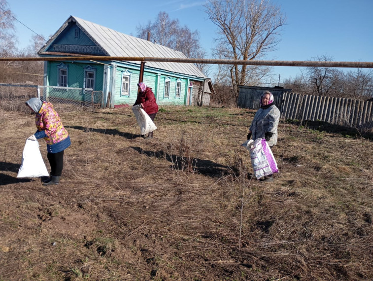 В с. Челмодеевский Майдан состоялся субботник по уборке мусора с участием работников администрации и культуры. В с. Челмодеевский Майдан состоялся субботник по уборке мусора с участием работников администрации и культуры.