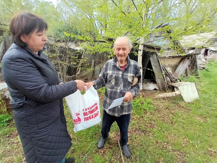 Вручение продуктового набора и поздравительной открытки от Главы Республики Мордовия в честь 80-й годовщины Победы в ВОВ 1941-1945 гг. труженику тыла Пастухову Николаю Кузьмичу из с. Русская Паевка. Вручение продуктового набора и поздравительной открытки от Главы Республики Мордовия в честь 80-й годовщины Победы в ВОВ 1941-1945 гг. труженику тыла Пастухову Николаю Кузьмичу из с. Русская Паевка.