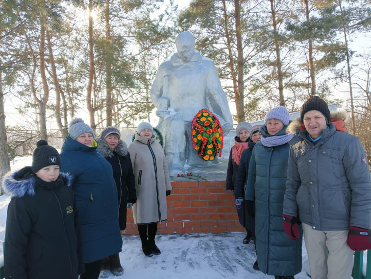 Возле памятника в с. Ямщина. Возле памятника в с. Ямщина.