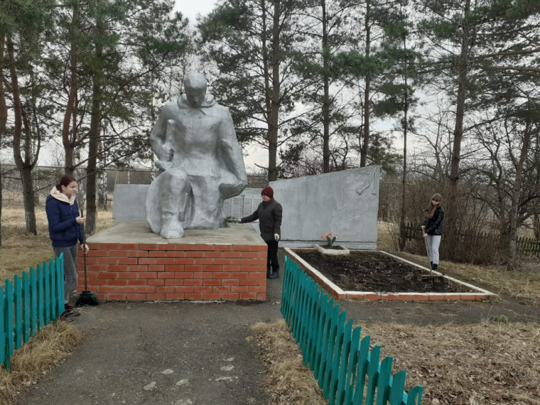 Уборка территории памятника погибшим воинам-землякам в ВОВ в с. Ямщина. Уборка территории памятника погибшим воинам-землякам в ВОВ в с. Ямщина.