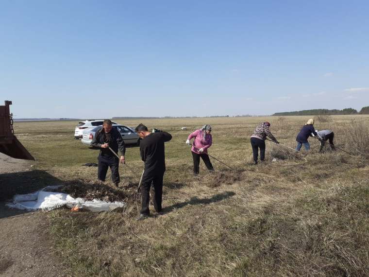Уборка территории кладбища в с. Ямщина. Уборка территории кладбища в с. Ямщина.