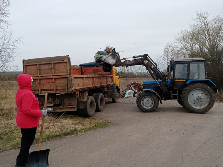 Уборка территории кладбища в с. Русская Паевка. Уборка территории кладбища в с. Русская Паевка.