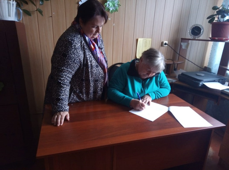 Заместитель главы Русско-Паевского сельского поселения Маркова Е.В. проводит беседу с жительницей с. Челмодеевский Майдан Улякиной М.И.. Заместитель главы Русско-Паевского сельского поселения Маркова Е.В. проводит беседу с жительницей с. Челмодеевский Майдан Улякиной М.И..