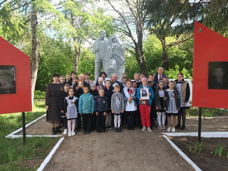 Возле памятника в с. Русская Паевка. Возле памятника в с. Русская Паевка.