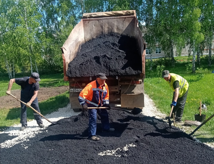 Работники Инсарского ДРСУ ф-л ОАО "Мордовавтодор" укладывают асфальт. Работники Инсарского ДРСУ ф-л ОАО "Мордовавтодор" укладывают асфальт.