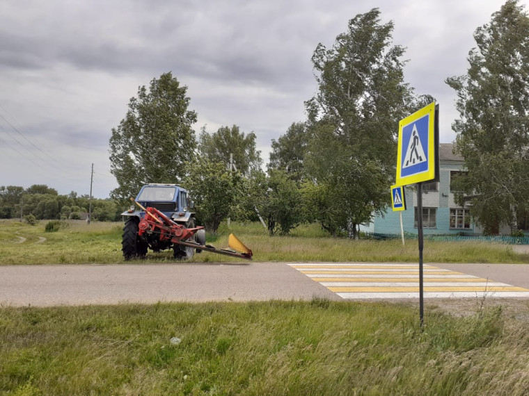 Обкос травы на территории с. Ямщина. Обкос травы на территории с. Ямщина.