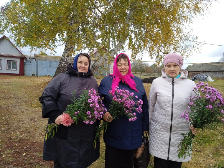 Заведующая Русско-Паевским сельским Домом культуры Храпова Г.В. и библиотекарь Русско-Паевской сельской библиотеки Таказина С.А. с жительницей с. Русская Паевка. Заведующая Русско-Паевским сельским Домом культуры Храпова Г.В. и библиотекарь Русско-Паевской сельской библиотеки Таказина С.А. с жительницей с. Русская Паевка.
