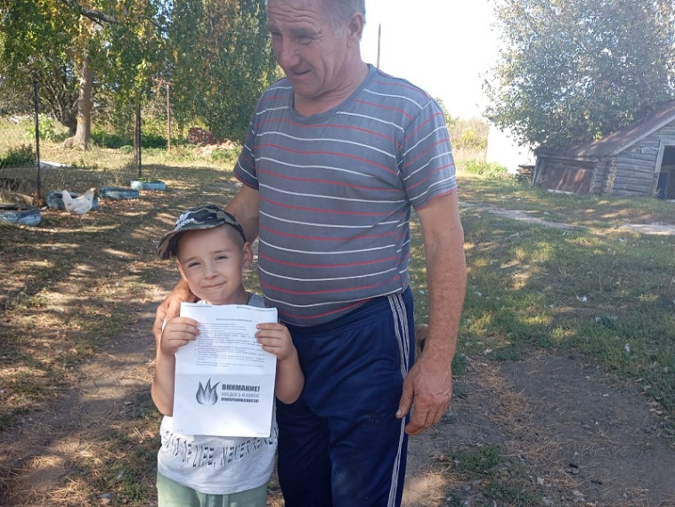Вручение памяток по 5 классу пожароопасности жителям Русско-Паевского сельского поселения.