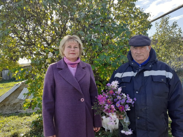 Заместитель главы Русско-Паевского сельского поселения Захаркина И.С., заведующая Русско-Паевским сельским Домом культуры Храпова Г.В. и библиотекарь Русско-Паевской сельской библиотеки Таказина С.А. с жителями с. Засечная Слобода.