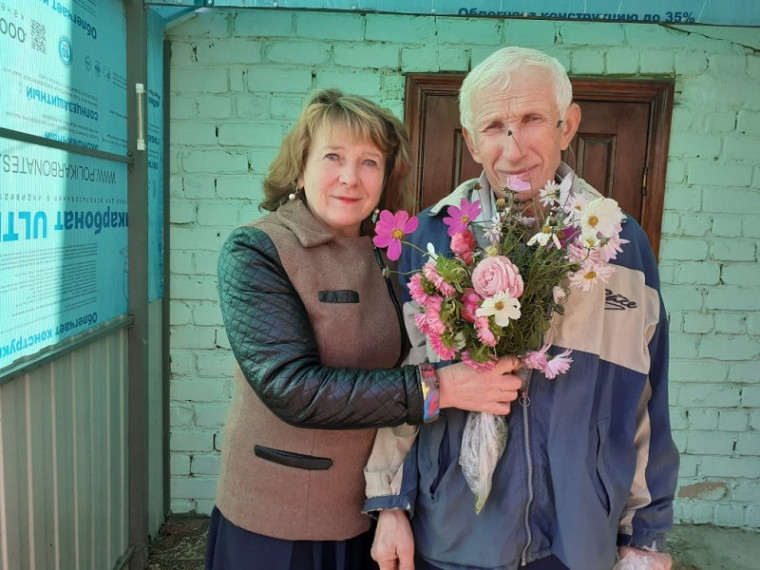 Заместитель главы Русско-Паевского сельского поселения Захаркина И.С., заведующая Русско-Паевским сельским Домом культуры Храпова Г.В. и библиотекарь Русско-Паевской сельской библиотеки Таказина С.А. с жителями с. Засечная Слобода.