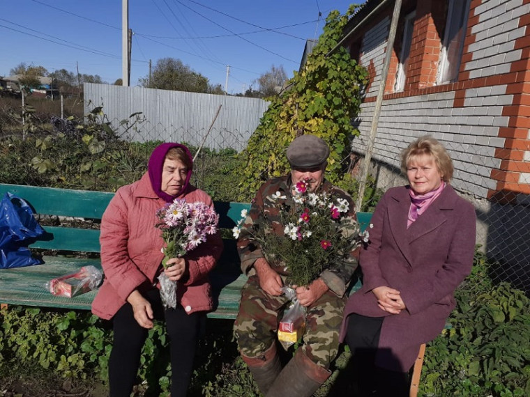 Заместитель главы Русско-Паевского сельского поселения Захаркина И.С., заведующая Русско-Паевским сельским Домом культуры Храпова Г.В. и библиотекарь Русско-Паевской сельской библиотеки Таказина С.А. с жителями с. Засечная Слобода.