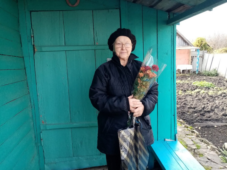 Заместитель главы Русско-Паевского сельского поселения Захаркина И.С., заведующая Русско-Паевским сельским Домом культуры Храпова Г.В. и библиотекарь Русско-Паевской сельской библиотеки Таказина С.А. с жителями с. Засечная Слобода.