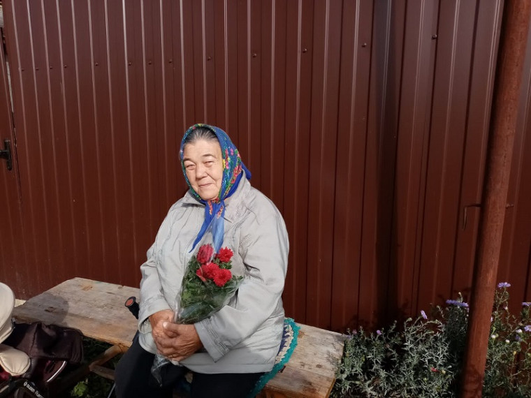 Заместитель главы Русско-Паевского сельского поселения Захаркина И.С., заведующая Русско-Паевским сельским Домом культуры Храпова Г.В. и библиотекарь Русско-Паевской сельской библиотеки Таказина С.А. с жителями с. Засечная Слобода.
