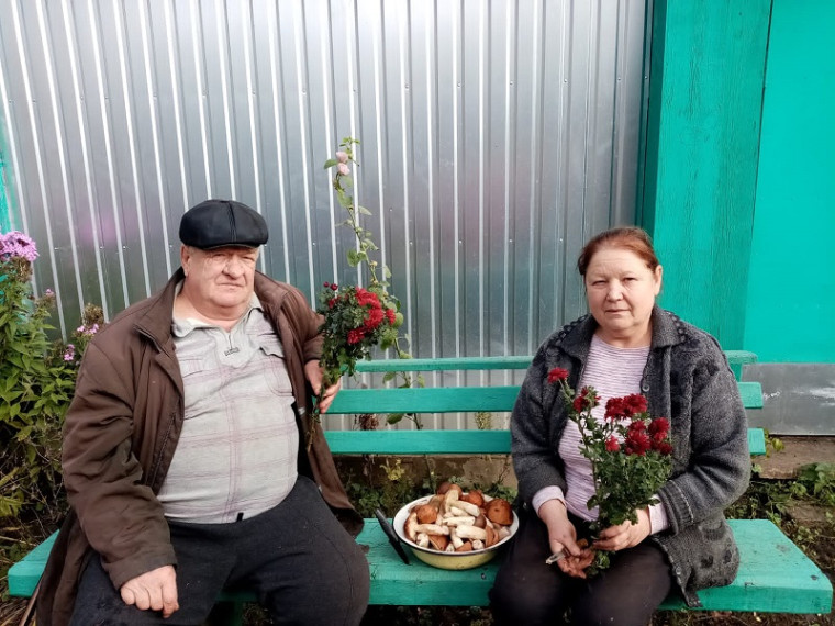 Заместитель главы Русско-Паевского сельского поселения Захаркина И.С., заведующая Русско-Паевским сельским Домом культуры Храпова Г.В. и библиотекарь Русско-Паевской сельской библиотеки Таказина С.А. с жителями с. Засечная Слобода.