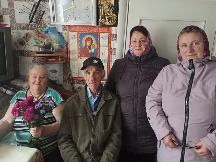Заместитель главы Русско-Паевского сельского поселения Захаркина И.С., заведующая Русско-Паевским сельским Домом культуры Храпова Г.В. и библиотекарь Русско-Паевской сельской библиотеки Таказина С.А. с жителями с. Засечная Слобода.