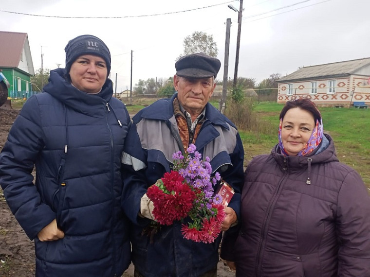 Заместитель главы Русско-Паевского сельского поселения Захаркина И.С., заведующая Русско-Паевским сельским Домом культуры Храпова Г.В. и библиотекарь Русско-Паевской сельской библиотеки Таказина С.А. с жителями с. Засечная Слобода.