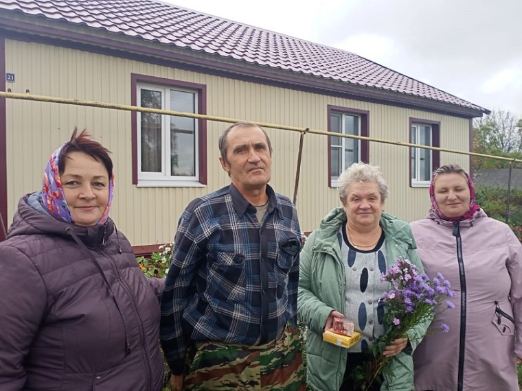 Заместитель главы Русско-Паевского сельского поселения Захаркина И.С., заведующая Русско-Паевским сельским Домом культуры Храпова Г.В. и библиотекарь Русско-Паевской сельской библиотеки Таказина С.А. с жителями с. Засечная Слобода.
