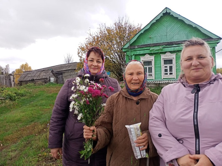 Заместитель главы Русско-Паевского сельского поселения Захаркина И.С., заведующая Русско-Паевским сельским Домом культуры Храпова Г.В. и библиотекарь Русско-Паевской сельской библиотеки Таказина С.А. с жителями с. Засечная Слобода.