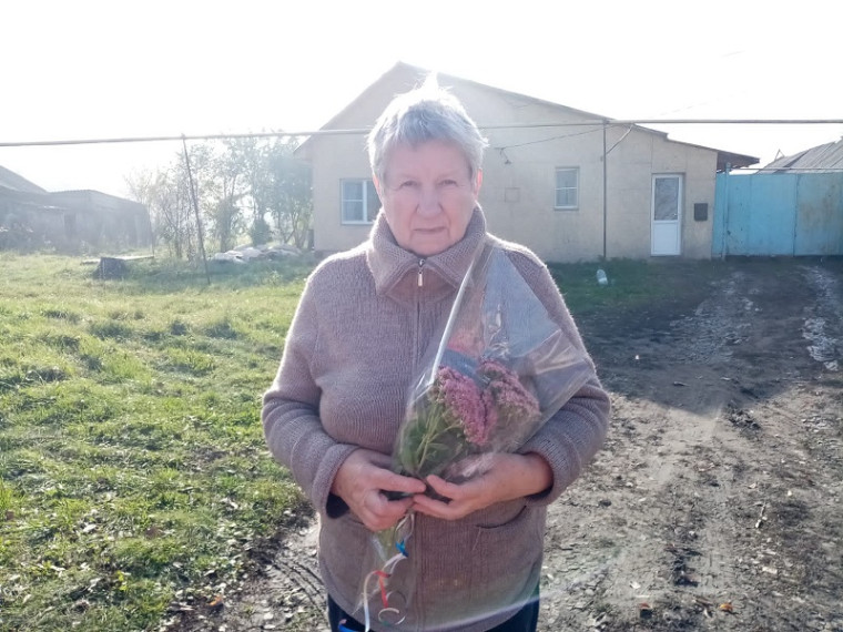 Заместитель главы Русско-Паевского сельского поселения Захаркина И.С., заведующая Русско-Паевским сельским Домом культуры Храпова Г.В. и библиотекарь Русско-Паевской сельской библиотеки Таказина С.А. с жителями с. Засечная Слобода.