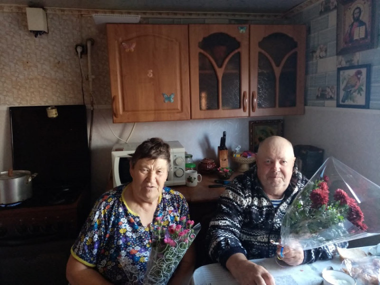 Заместитель главы Русско-Паевского сельского поселения Захаркина И.С., заведующая Русско-Паевским сельским Домом культуры Храпова Г.В. и библиотекарь Русско-Паевской сельской библиотеки Таказина С.А. с жителями с. Засечная Слобода.