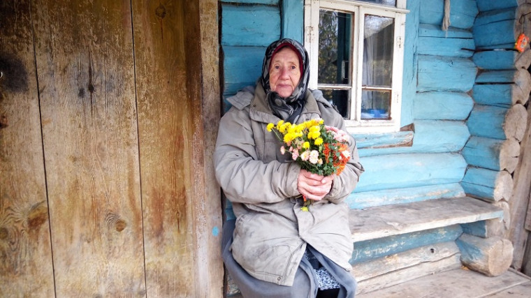 Заместитель главы Русско-Паевского сельского поселения Захаркина И.С., заведующая Русско-Паевским сельским Домом культуры Храпова Г.В. и библиотекарь Русско-Паевской сельской библиотеки Таказина С.А. с жителями с. Засечная Слобода.